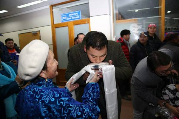 Жүжигчин, МУСТА Б.Амарсайхан эх орондоо ирлээ